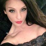 Sjaaleena is 49 jaar oud.