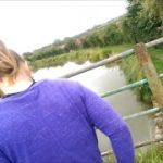 Uni-meisje houdt van riskante neukpartijen in de kerk, picknickplaats, brug en gezichtsbeloning